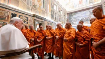 Papa Francisco com delegação de monges budistas da Tailândia hoje (27) em audiência privada no Palácio Apostólico, no Vaticano.