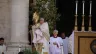 Papa Francisco dá bênção solene com o Santíssimo Sacramento nos degraus da basílica de Santa Maria Maior ontem (2), ao final de procissão eucarística pelas ruas de Roma.