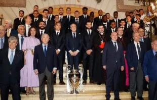 Real Madrid na catedral de Almudena, em Madri, Espanha, ontem (2), para oferecer a vitória e a taça da Champions League a Nossa Senhora de Almudena, padroeira da capital espanhola.