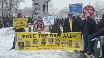 Ativistas pró-vida protestam contra a prisão de nove ativistas pró-vida nos EUA.