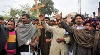 Comunidade cristã protesta contra ataques à Igreja Católica e a igrejas protestantes na área de Youhanabad, em Lahore, Paquistão, em 16 de março de 2015.