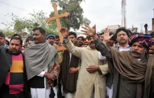 Comunidade cristã protesta contra ataques à Igreja Católica e a igrejas protestantes na área de Youhanabad, em Lahore, Paquistão, em 16 de março de 2015.
