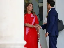 Melinda French Gates cumprimenta o presidente francês Emmanuel Macron depois de reunião no Palácio do Eliseu em Paris, França, em 23 de junho de 2023.