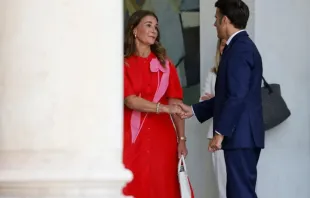 Melinda French Gates cumprimenta o presidente francês Emmanuel Macron depois de reunião no Palácio do Eliseu em Paris, França, em 23 de junho de 2023.