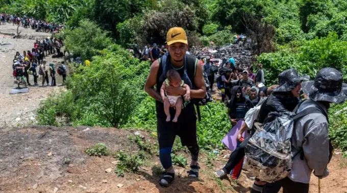 Imigrante com bebê em direção aos EUA ?? 