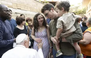 Papa Francisco abençoa mulher grávida durante visita a famílias da paróquia Santa Brígida da Suécia, ontem (6) no bairro de Palmarola, em Roma.