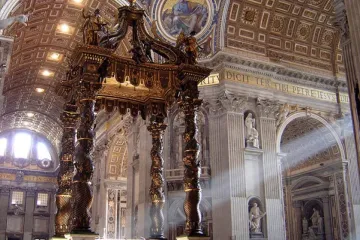 O famoso baldaquino de Bernini na Basílica de São Pedro