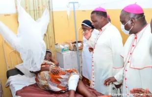 O bispo de Ondo, dom Jude Arogundade, visita sobreviventes de atentado a Igreja na Nigéria.