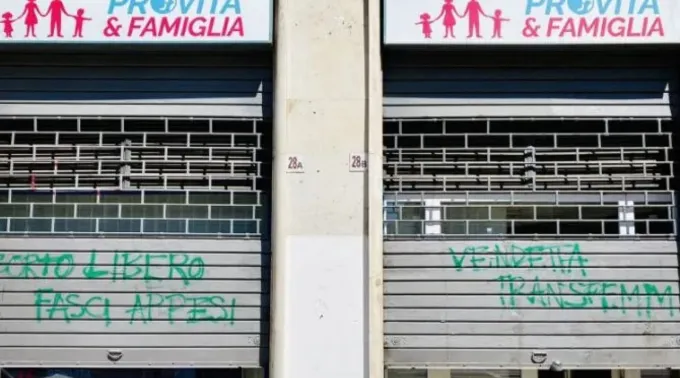 Pichações em centro pró-vida italiano ?? 