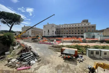 Trabalhadores em Roma descobriram um esqueleto de centenas de anos durante uma escavação de construção perto do Vaticano
