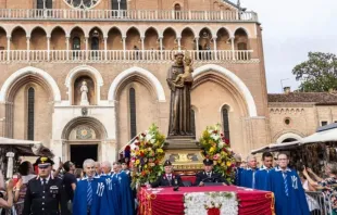Procissão de santo Antônio de Pádua saindo da basílica de santo Antônio de Pádua, na Itáilia.