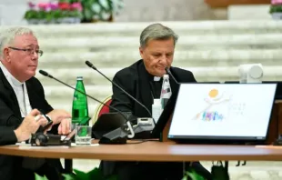 O cardeal Jean-Claude e o cardeal Mario Grech durante abertura da Quarta Congregação Geral no Vaticano em outubro de 2023.