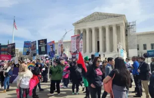 Manifestantes em frente à Suprema Corte dos EUA em Washington D.C. EUA.