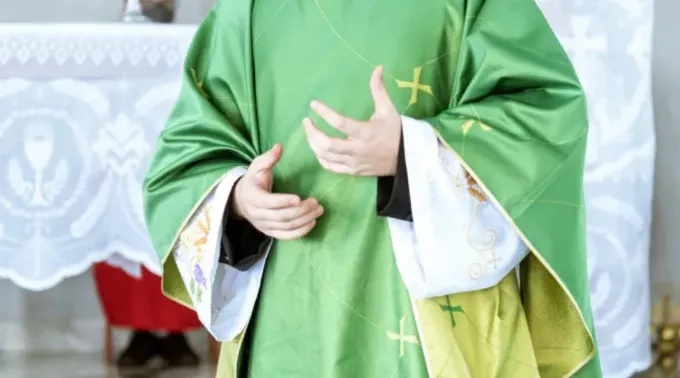 Imagem referencial de sacerdote católico ?? 