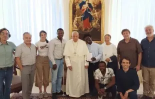 Papa Francisco recebe grupo de migrantes ontem (2) na Casa Santa Marta, no Vaticano.
