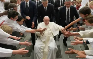 Papa Francisco cumprimenta coroinhas da França.