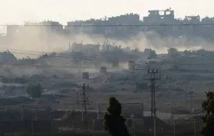 Comboio do exército israelense deixa a Faixa de Gaza ontem (3).