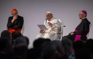 Papa Francisco discursa hoje (7) no último dia da 50ª Semana Social dos Católicos em Trieste, Itália, ao lado do arcebispo de Bolonha, o cardeal Matteo Maria Zuppi, presidente da Conferência Episcopal Italiana e o arcebispo de Catania, dom Luigi Renna, presidente do comitê organizador do evento.