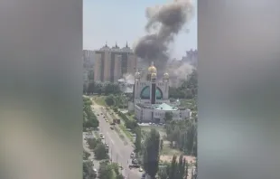 Coluna de fumaça sobe por trás de igreja ortodoxa greco-ucraniana depois de ataque de míssil em Kiev, Ucrânia, na segunda-feira (8).