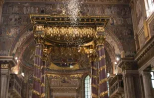 Pétalas brancas representam o “milagre da neve” na basílica de Santa Maria Maior.