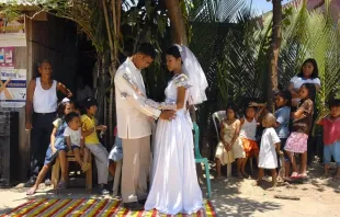 Recém-casados ​​filipinos dançam em recepção na cidade de Baleno, Filipinas, em 15 de abril de 2007.