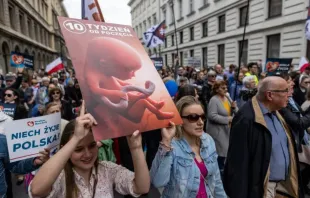 Manifestantes pró-vida com cartaz mostrando nascituro na Marcha pela Vida em Varsóvia, Polônia, em 14 de abril de 2024.