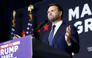 O candidato republicano à vice-presidência dos EUA, J. D. Vance, em discurso ontem (17) em evento de arrecadação de fundos em Milwaukee, Wisconsin, EUA.
