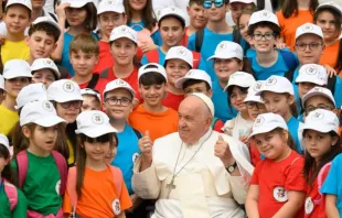 Papa Francisco com jovens. Imagem referencial.