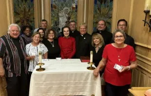 Gianna Emanuela Molla em jantar de aniversário para Cheryl Calire na capela de são José no Lar Madre Teresa em Buffalo, Nova York, EUA.