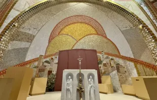 Os Cavaleiros de Colombo cobriram temporariamente com papel a obra de arte do padre e ex-jesuíta Marko Rupnik no Santuário Nacional de São João Paulo II, em Washington, D.C., EUA.