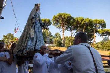 Fiéis levam a imagem de Nossa Senhora ao rio Tibre