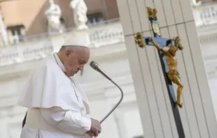 Papa Francisco reza durante audiência geral na praça de São Pedro, no Vaticano, em 29 de maio de 2024.
