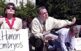 Eva Edl (à esquerda), ativista pró-vida de longa data reza em frente ao Senado dos EUA no Capitólio em Washington D.C., EUA, em 6 de setembro de 2001 em protesto à decisão do então presidente dos EUA, George W. Bush, de permitir pesquisa limitada de células-tronco embrionárias.