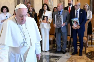 Papa Francisco recebe familiares de vítimas da explosão no porto de Beirute