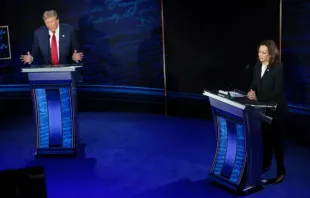 Donald Trump e Kamala Harris debatem pela primeira vez na campanha eleitoral presidencial dos EUA no National Constitution Center na Filadélfia, Pênsilvânia, EUA, na terça-feira (10).