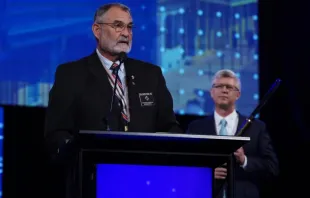 O diácono Bob Young, representando o Knights of Columbus Council 694, recebe o Prêmio Philip B. Onderdonk Jr. Religious Liberty em Nova Orleans, EUA, em 28 de agosto de 2024.