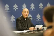 O prefeito do Dicastério para a Doutrina da Fé, cardeal Víctor Manuel Fernández, em coletiva de imprensa em 17 de maio de 2024 sobre o novo documento da Santa Sé sobre aparições marianas.