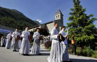Padres e diáconos da Sociedade de São Pio X vão à missa em Êcone, Suíça, em 29 de junho de 2009.