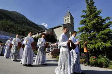 Padres e diáconos da Sociedade de São Pio X vão à missa na Suíça