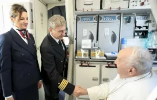 Papa Francisco cumprimenta a tripulação do voo papal.