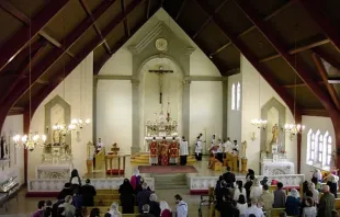 Missa solene é celebrada na paróquia de São Clemente em Ottawa, Canadá. A paróquia é confiada à Fraternidade Sacerdotal de São Pedro (FSSP).