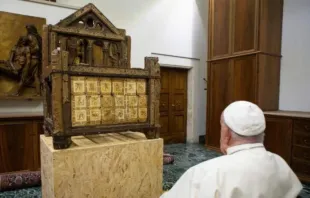 Papa Francisco e a relíquia da Cátedra de São Pedro.