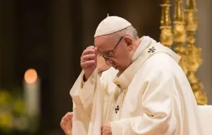 Papa Francisco reza na basílica de são Pedro.