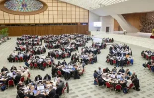 Participantes reunidos no sínodo no Vaticano em 10 de outubro de 2024