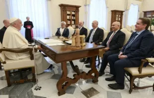 Papa Francisco com representantes de Israel e da Palestina hoje (17) no Vaticano.