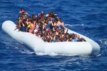 Migrantes a bordo de barco inflável no mar Mediterrâneo