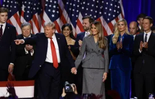 Donald Trump acena a apoiadores com sua mulher, Melania, em evento hoje (6)  no Palm Beach Convention Center em West Palm Beach, Flórida, EUA.