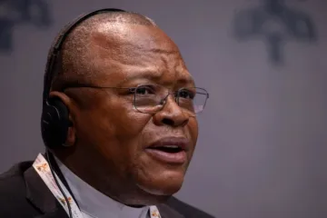 Cardeal Fridolin Ambongo Besungu fala em entrevista coletiva para o Sínodo da Sinodalidade