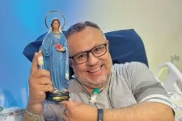 Padre Marlon Múcio com imagem de Nossa Senhora dos Raros