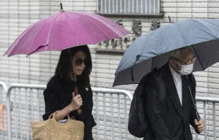 A mulher de Jimmy Lai, Teresa, e o bispo emérito de Hong Kong, dom Joseph cardeal Zen, chegam ontem (20) ao Tribunal de Magistrados de West Kowloon para o julgamento de Jimmy Lai.